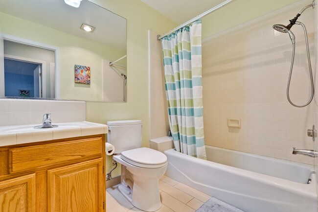 Building Photo - Large 3 Bed 2.5 Bath Townhome walking dist...