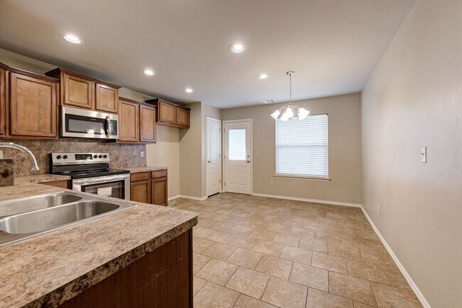 Building Photo - ** $500 Off Move-in Special ** Gorgeous 4 ...