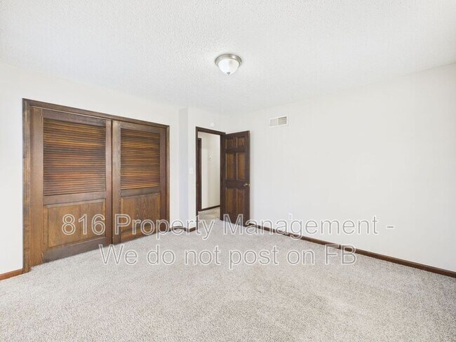 Building Photo - 3929 S Carriage Ln