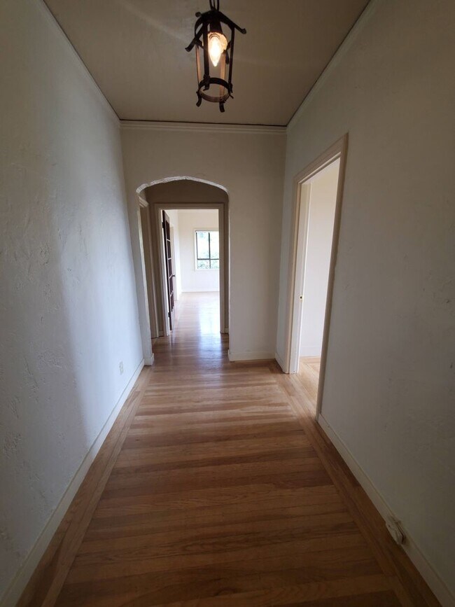 Building Photo - Top Floor Rockridge Two Bedroom Condo with...