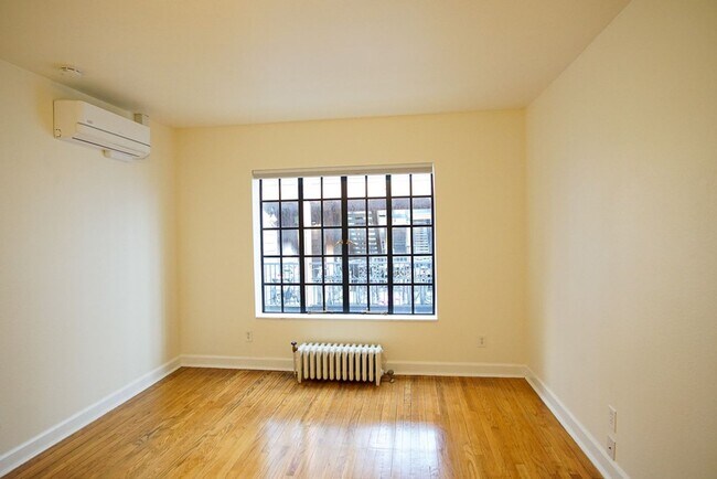 Building Photo - Paris on Mississippi! Fabulous 1Bdr Ready Soon with $500 Special!