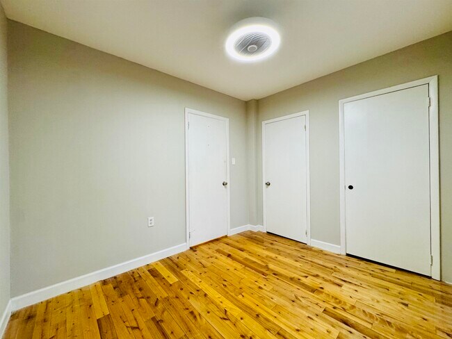 Building Photo - 11 W 44th St