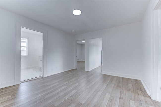 Building Photo - 17 Norwood St