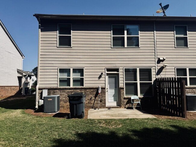 Building Photo - 2214 Spicy Pine Ln