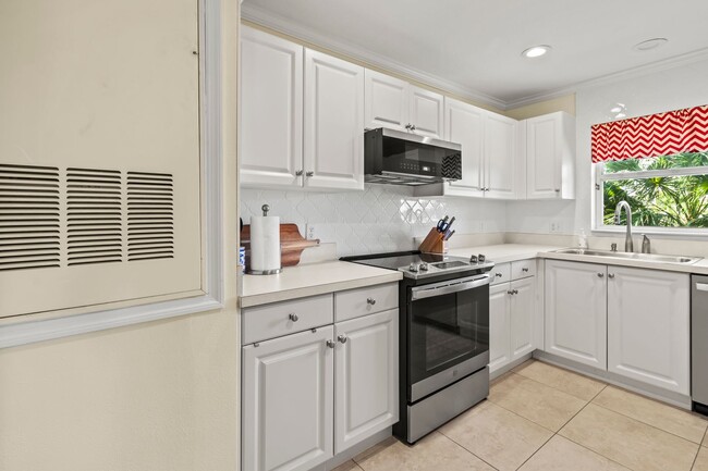 Building Photo - 2BR | 2Bath Central Sarasota Townhouse