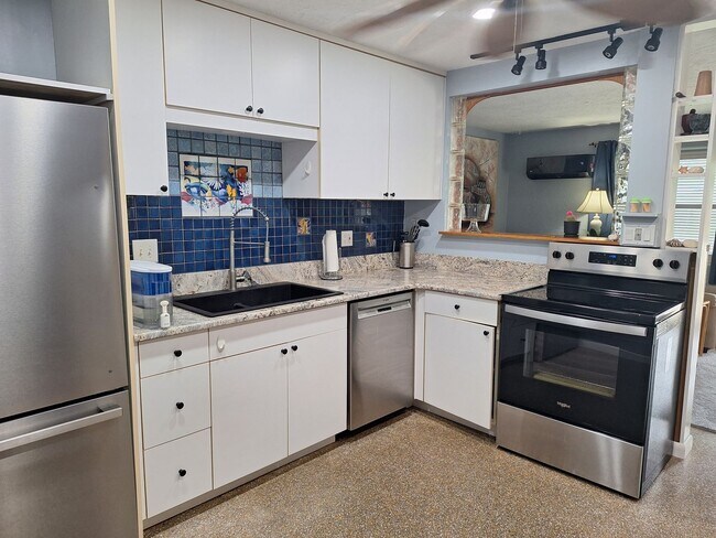 Building Photo - LOCATION LOCATION MAINLAND NEW SMYRNA BEACH!