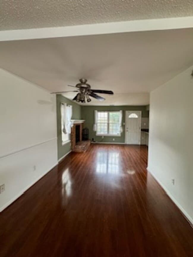 Building Photo - Beautiful 4 Bedroom Townhome