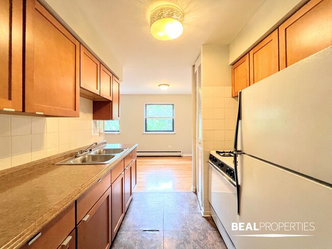 Building Photo - 510 W Briar Pl