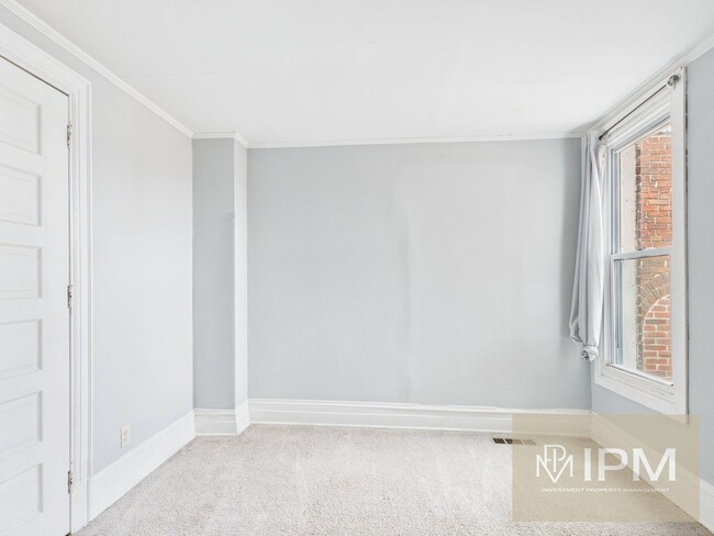 Building Photo - Available Now! Spacious 5 Bedroom, 1 Bath ...