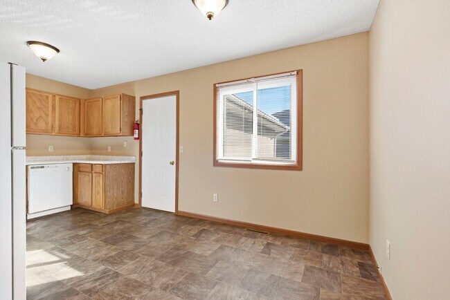 Building Photo - Arrowhead