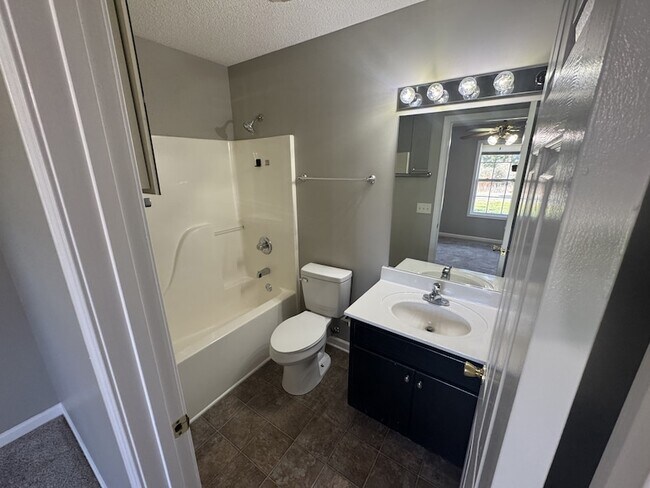 Building Photo - 105 Lorien Cir