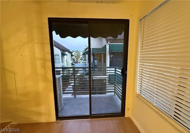 Building Photo - 460 Elm Dr