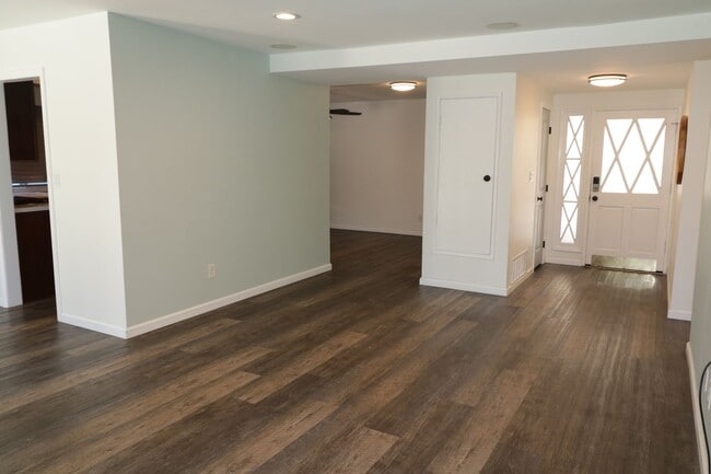 Building Photo - Beautiful 3/bedroom home in Canyon Country !