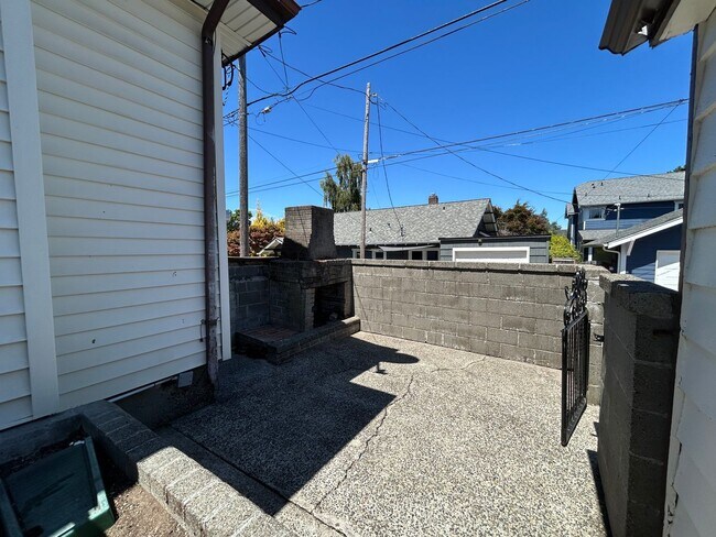 Building Photo - Rare opportunity to live in a stunning 5 B...