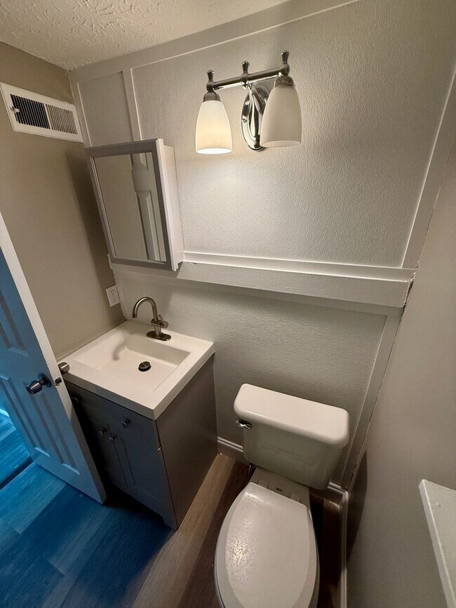 Building Photo - 3 bedroom apartment by UC campus!
