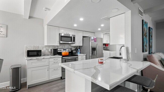 Building Photo - 648 E Tam O Shanter Dr