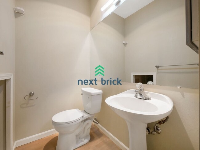 Building Photo - 2 Bed and 2.5 Bath Stunning Townhome is Available for Rent!