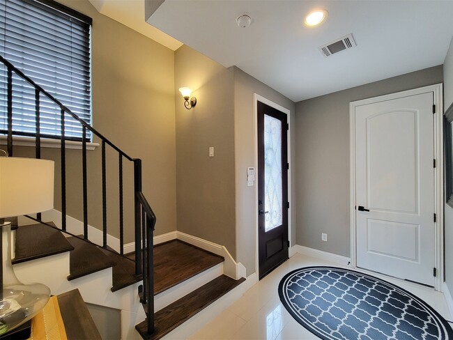 Building Photo - 925 W 19th St