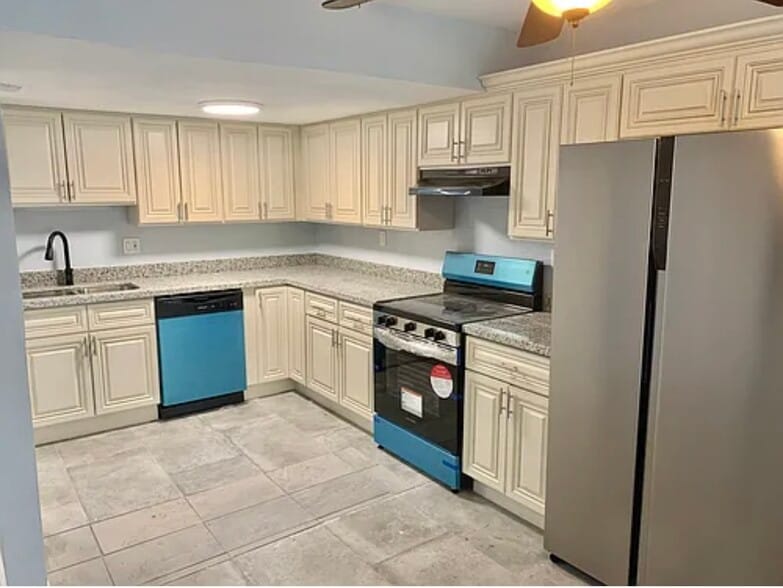 Kitchen - 811 Vouray Dr