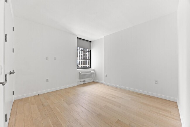 Building Photo - 160 1st St
