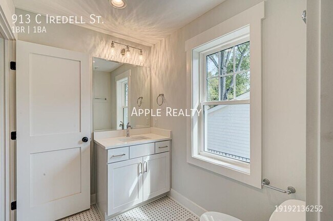 Building Photo - 913 Iredell St