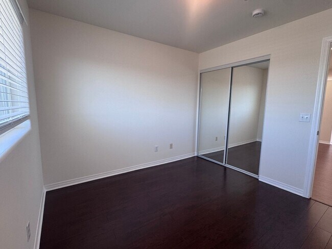 Building Photo - Spacious 3 bedroom condo in Van Nuys