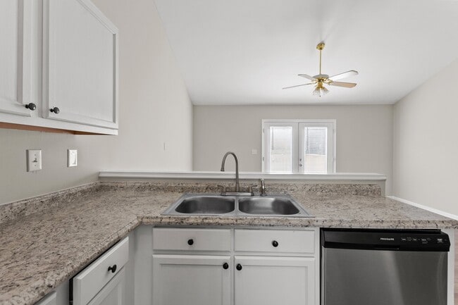 Building Photo - 412 John Sutherland Dr