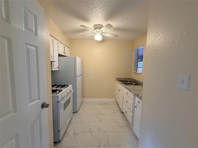 Building Photo - 4302 Scottsdale Rd