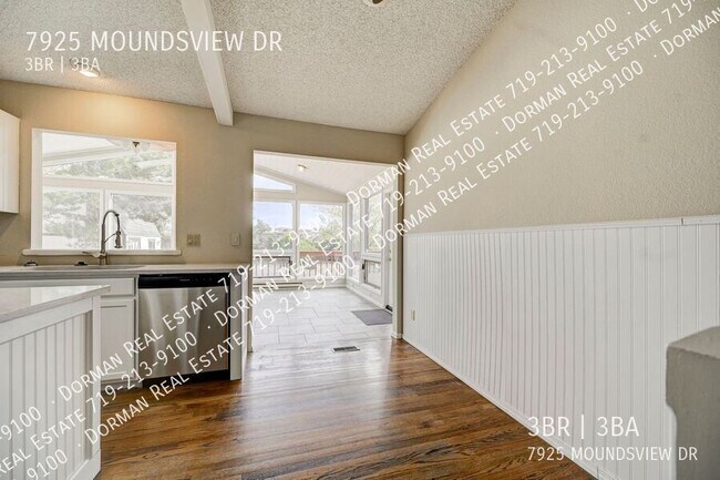 Building Photo - Huge Sunroom with Tons of Natural Light!