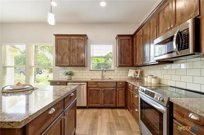 Building Photo - 2109 Meadow View Dr