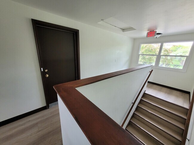 Building Photo - 545 Spinnaker Ln