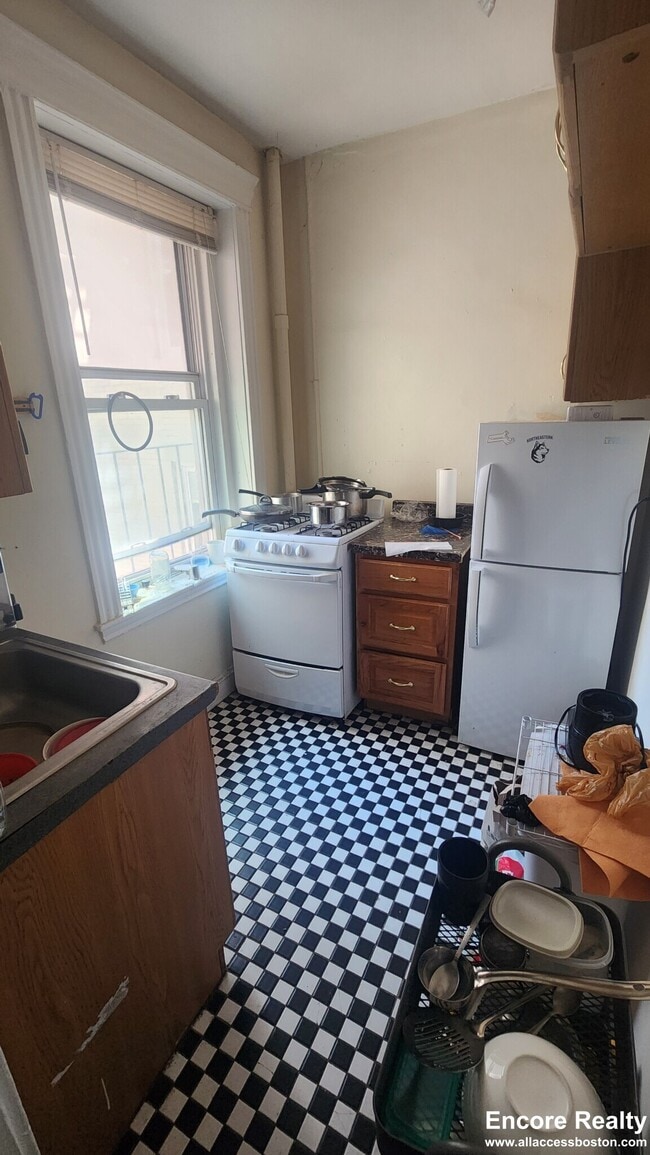 Building Photo - 364 Riverway