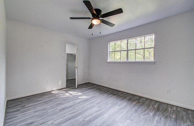 Building Photo - 812 Stone Mountain Dr