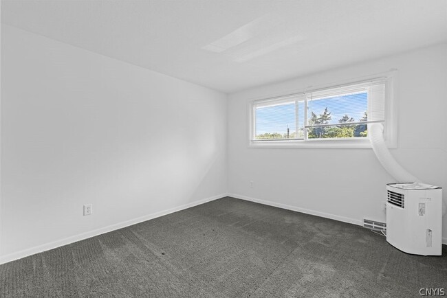 Building Photo - 330 Draper Ave