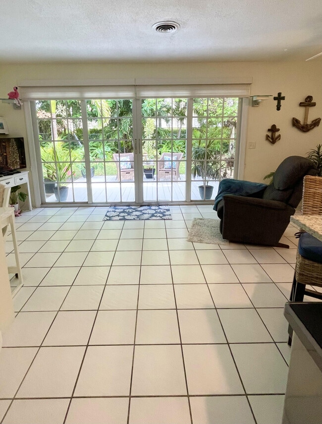 Building Photo - 266 NE Wavecrest Way