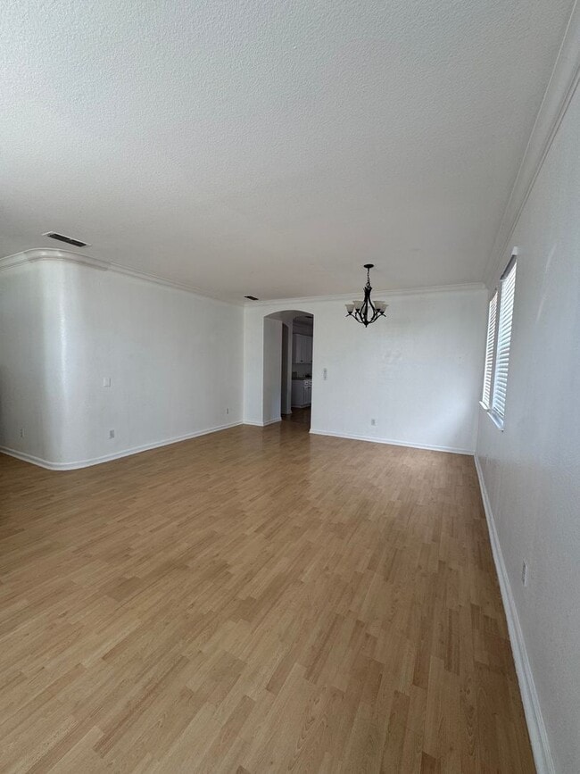 Building Photo - Conveniently Located Home