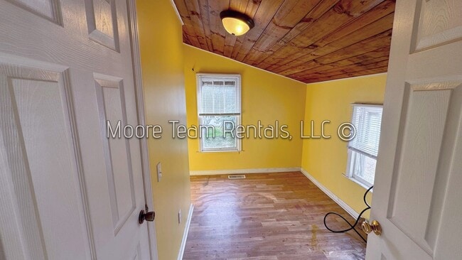 Building Photo - 2BR Home with Water, Sewer & Lawn Care Included + Covered Porch