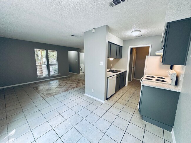 Building Photo - 1318 Southport Dr