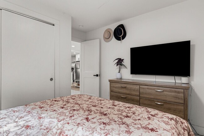 Building Photo - Single Family Home, 2 bed/1 bath $1,350 One-Story
