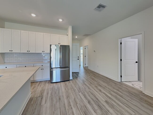 Building Photo - 1127 Highlands Rd