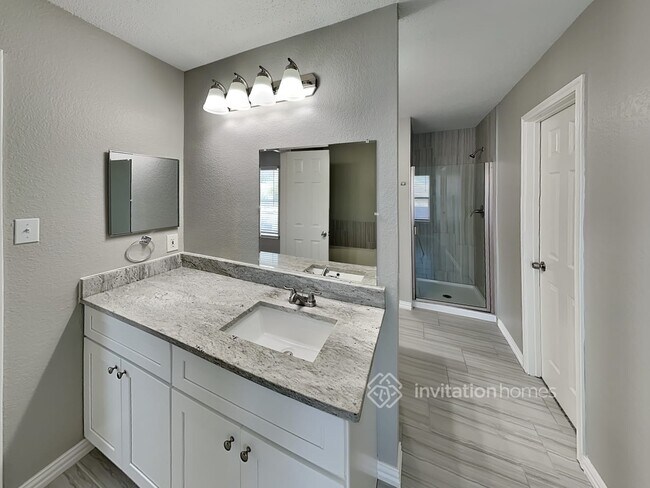 Building Photo - 12002 Peachtree Ln