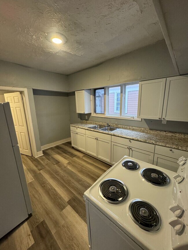 Building Photo - 5 Bed / 1.5 Bath Sunroom & Spacious Layout