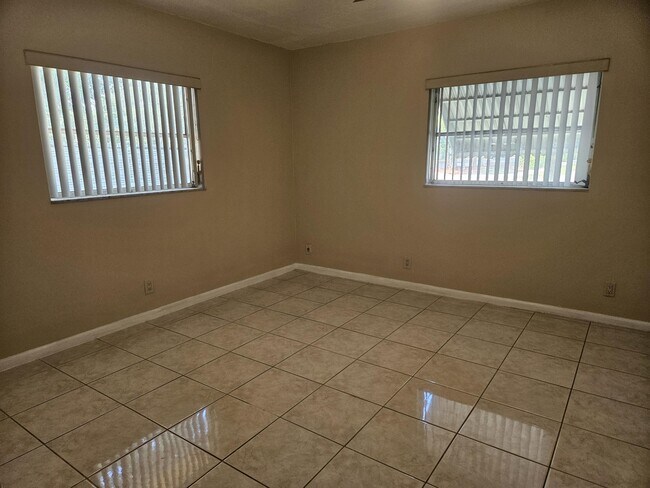 Building Photo - 7910 NW 70th Ct