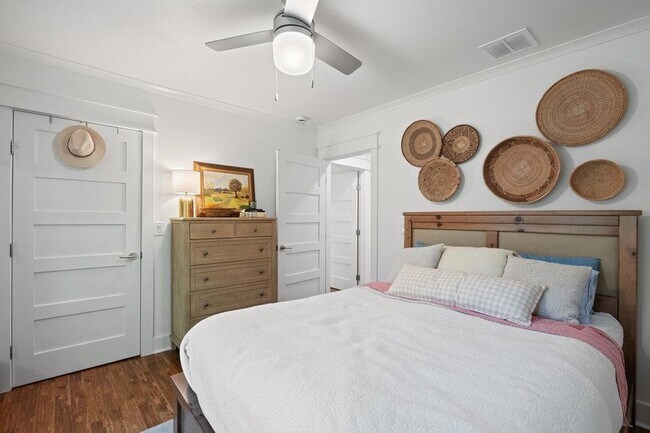 Building Photo - 4905 Duval St