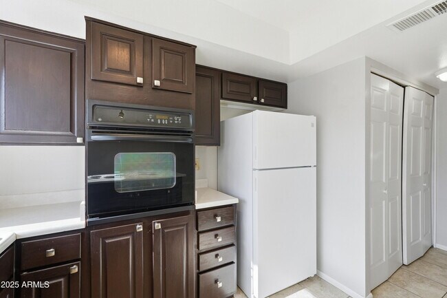 Building Photo - 1628 E Logan Dr