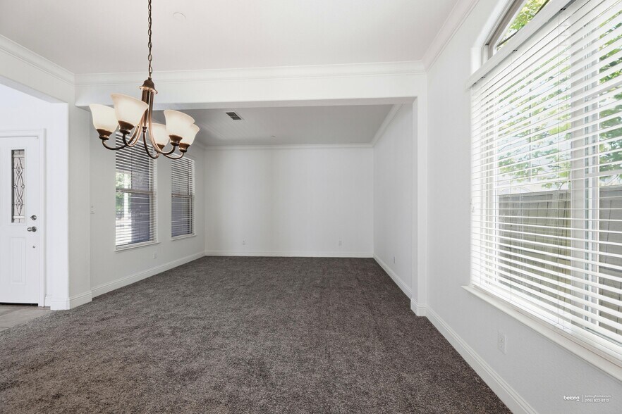 Building Photo - 2439 Lincoln Airpark Dr