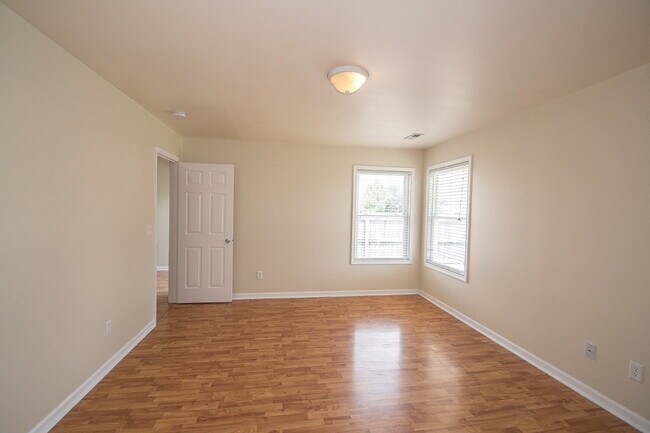 Building Photo - "Charming 3-Bedroom Retreat with 2 Full Ba...