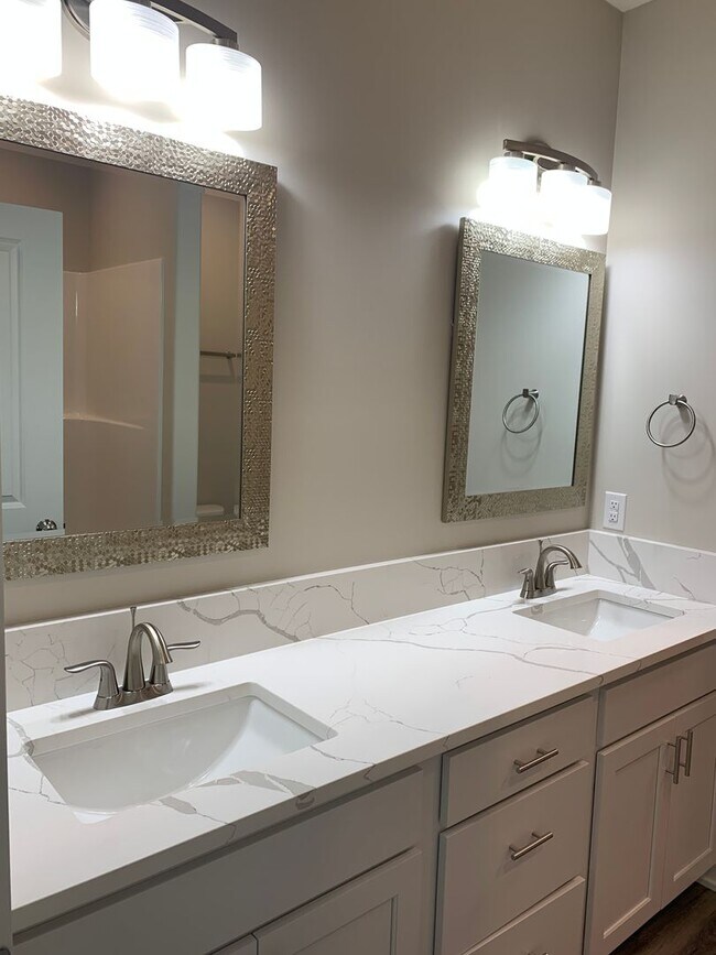 Building Photo - Zero entry ranch townhome with 2 stall garage. Laundry on main level, 2 bedrooms/2.5 bath in SE L...