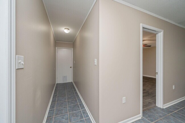 Building Photo - 713 Gibbs Ave