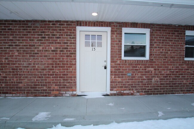 Building Photo - Beautifully remodeled and completed 1 bedroom apartment. FREE MONTH OF RENT!*